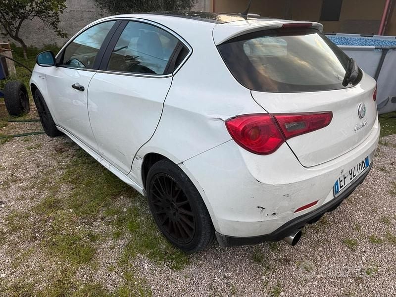 Bianco Usata 2010 Alfa Romeo Giulietta Tre volumi | 2000 € (Super prezzo) - Immagine 1/4