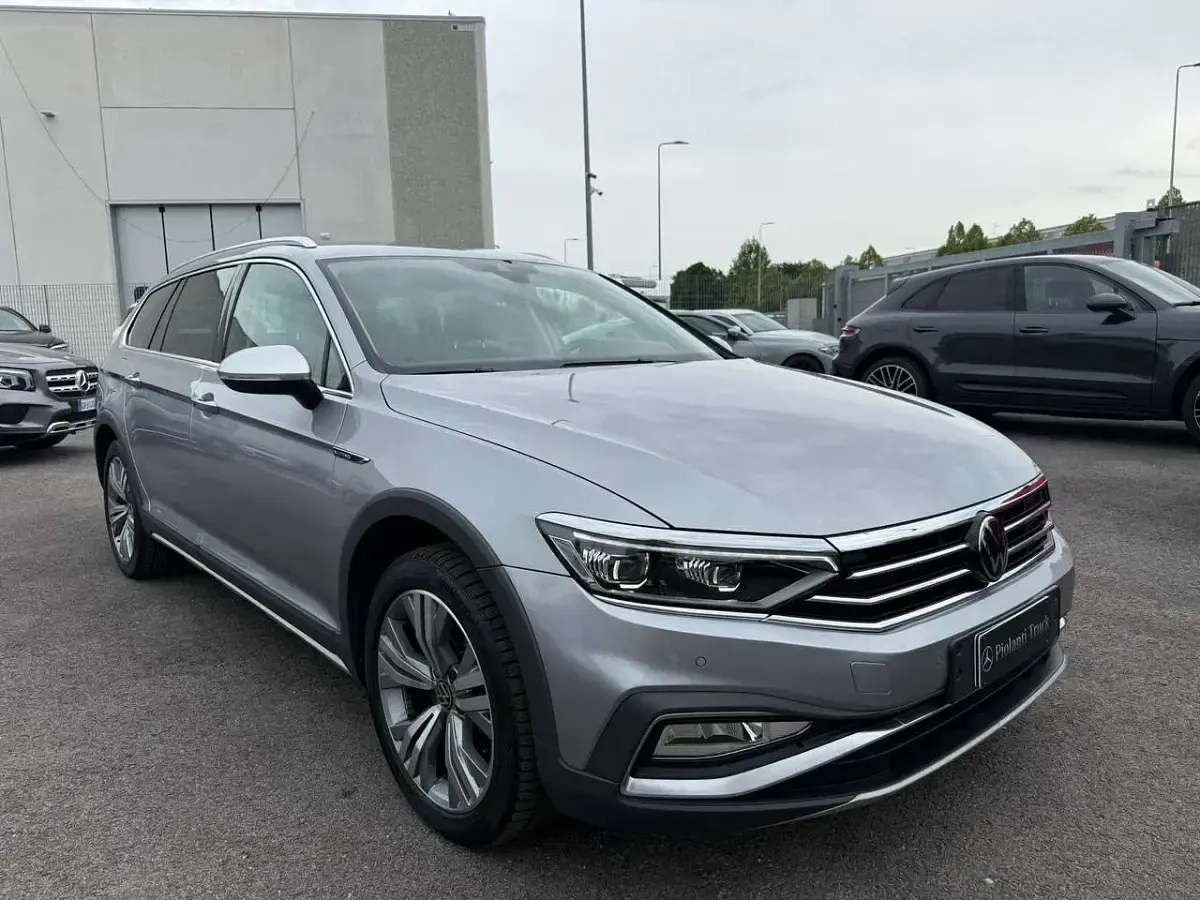 Usata VW Passat 200 CV (147 kW) 2024 Grigio Station wagon