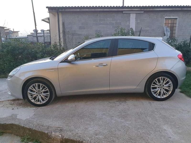 Usata Alfa Romeo Giulietta 120 CV (88 kW) 2016 Argento Utilitaria