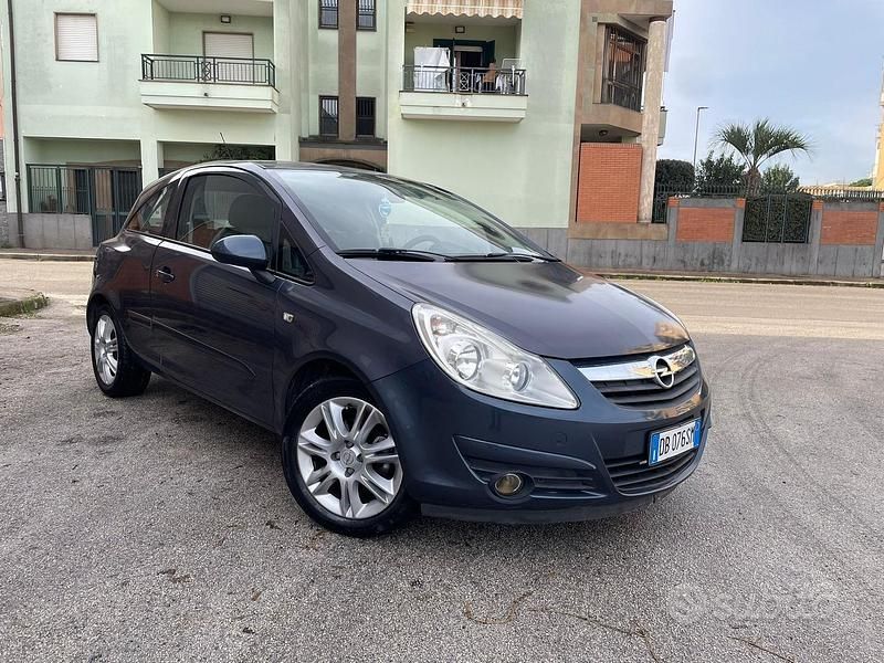 Grigio Usata 2008 Opel Corsa Sport Tre volumi | 1399 € (Super prezzo) - Immagine 1/4