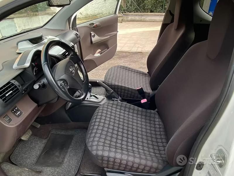 Usata Toyota iQ 68 CV (50 kW) 2010 Bianco Utilitaria