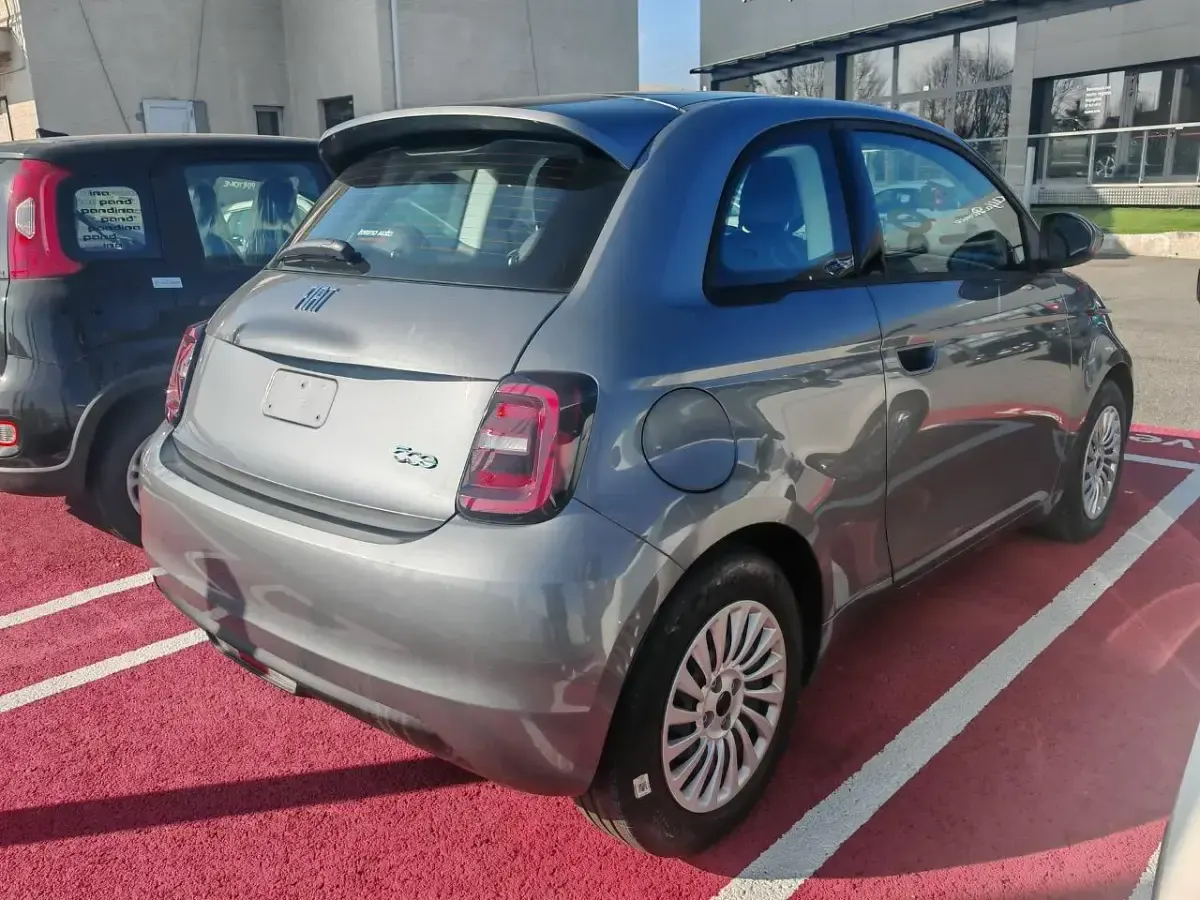Begagnad Fiat 500e Action 42 kW (58 HK) 2024 Grå Sedan