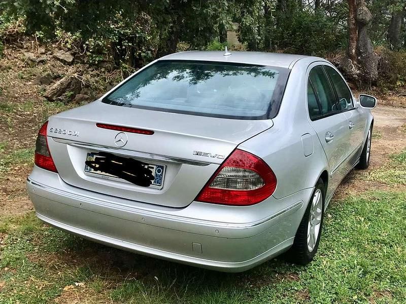 Usata Mercedes E220 Avantgarde 170 CV (125 kW) 2007 Argento Berlina