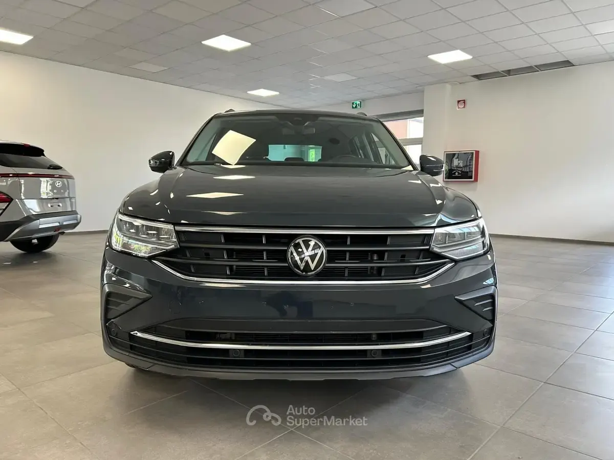 Używany VW Tiguan Life 150 KM (110 kW) 2024 Szary SUV