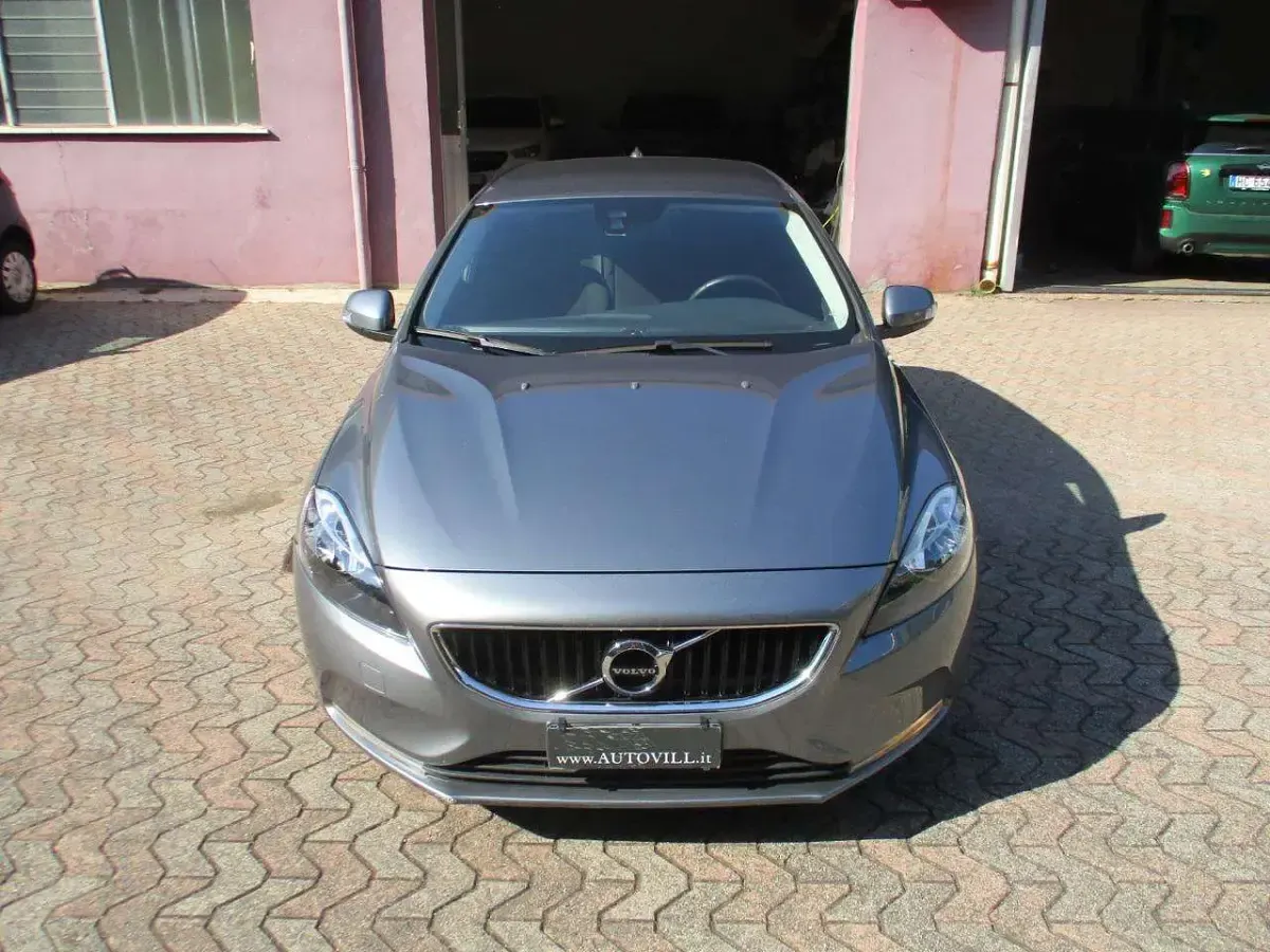 Usata Volvo V40 Business Edition 122 CV (89 kW) 2017 Grigio Berlina