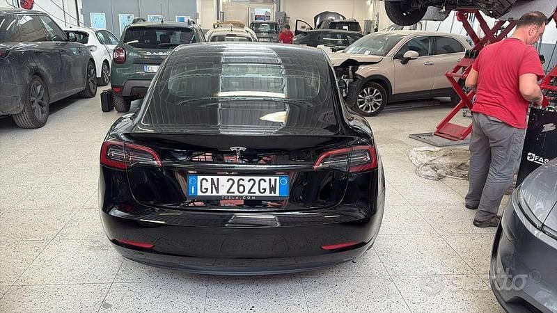 Usado Tesla Model 3 Standard Range 208 kW (283 HP) 2024 Preto Sedan