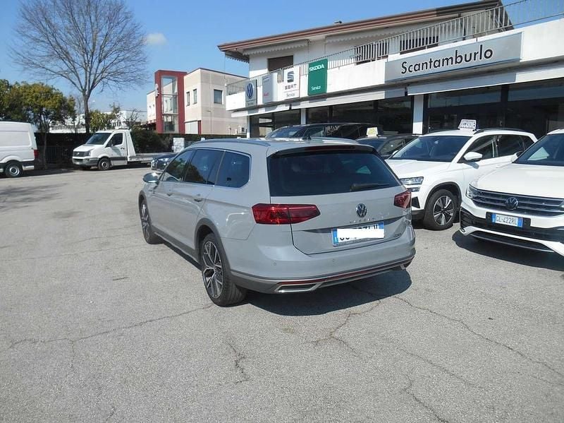 Usata VW Passat Alltrack 200 CV (147 kW) 2023 Grigio Station wagon