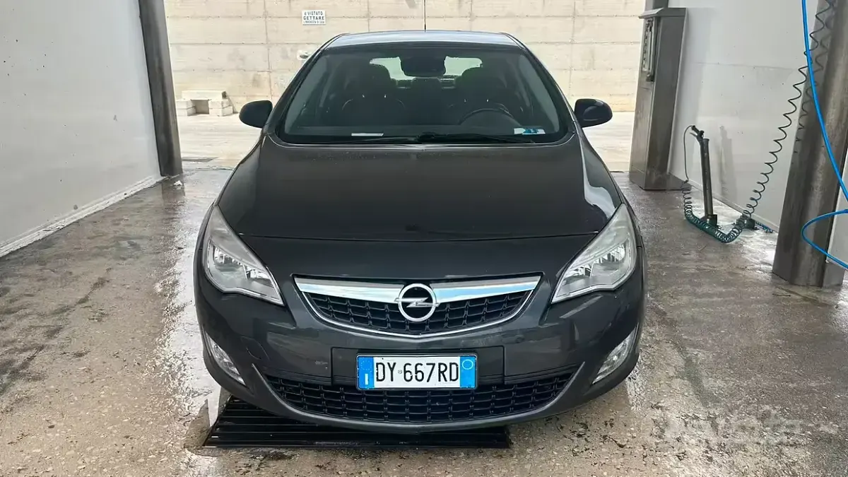 Usata Opel Astra 125 CV (91 kW) 2010 Grigio Berlina