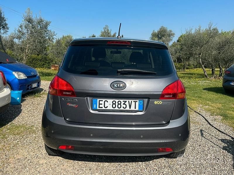 Usata Kia Venga 90 CV (66 kW) 2010 Grigio Utilitaria