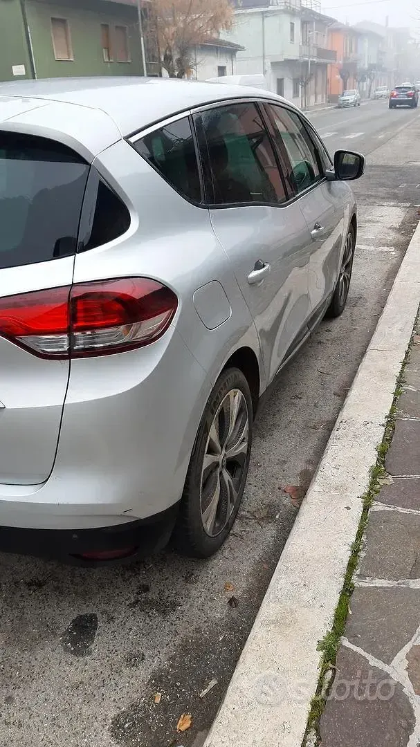 Usata Renault Scénic 110 CV (80 kW) 2017 Monovolume
