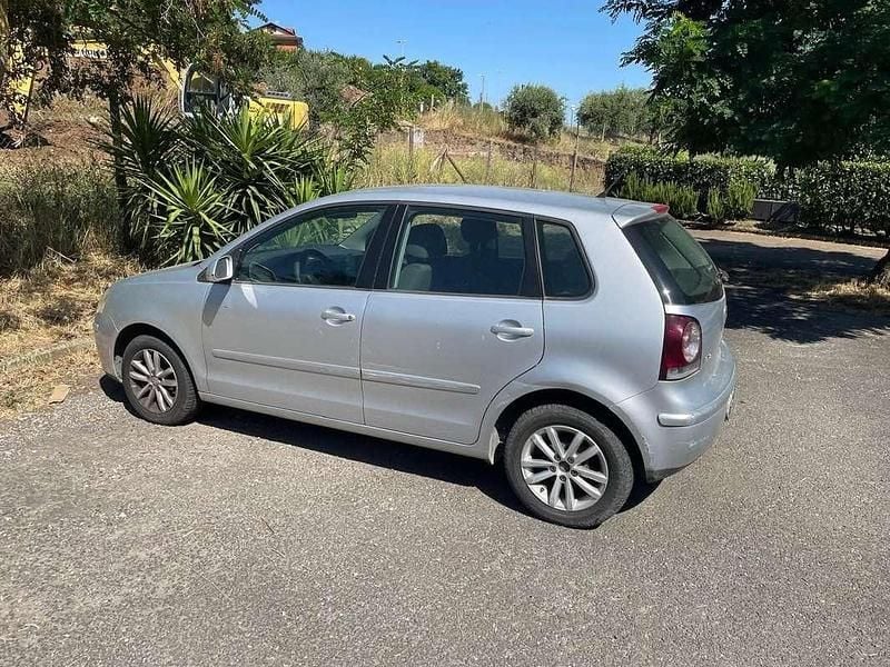 Argento Usata 2009 VW Polo Comfortline Tre volumi | 2500 € (Super prezzo) - Immagine 1/4