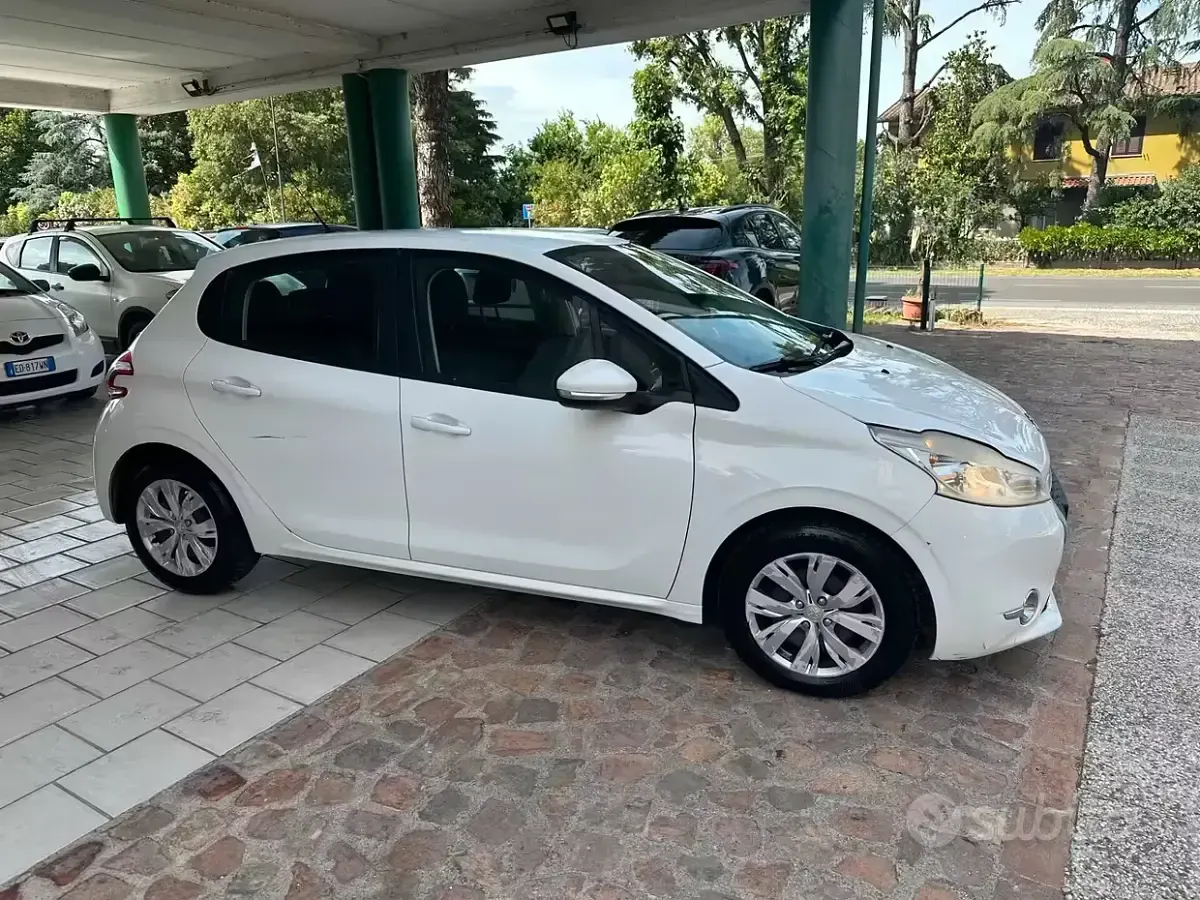 Usata Peugeot 208 Active 82 CV (60 kW) 2013 Bianco Utilitaria