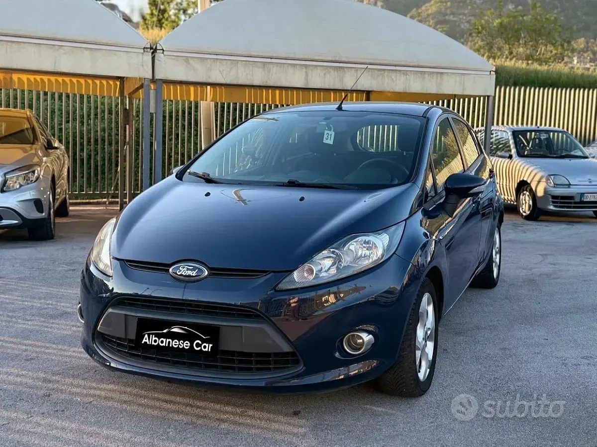 Usata Ford Fiesta Titanium 97 CV (71 kW) 2012 Blu Berlina