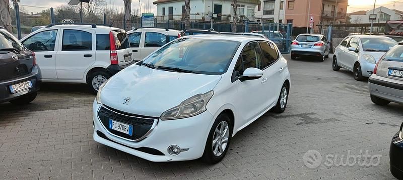Usata Peugeot 208 Active 68 CV (50 kW) 2014 Bianco Utilitaria