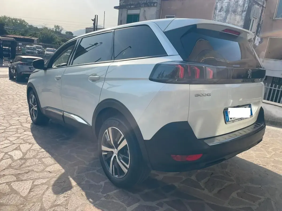 Usata Peugeot 5008 Allure 130 CV (95 kW) 2023 Bianco SUV