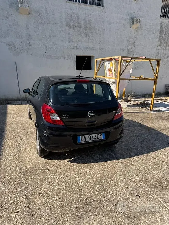 Usata Opel Corsa Cosmo 80 CV (58 kW) 2009 Bluazzurro Utilitaria