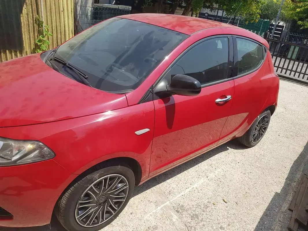 Usata Lancia Ypsilon Gold 69 CV (50 kW) 2018 Rosso Utilitaria