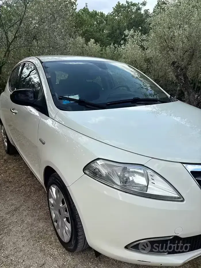 Usata Lancia Ypsilon 60 CV (44 kW) 2013 Bianco Utilitaria