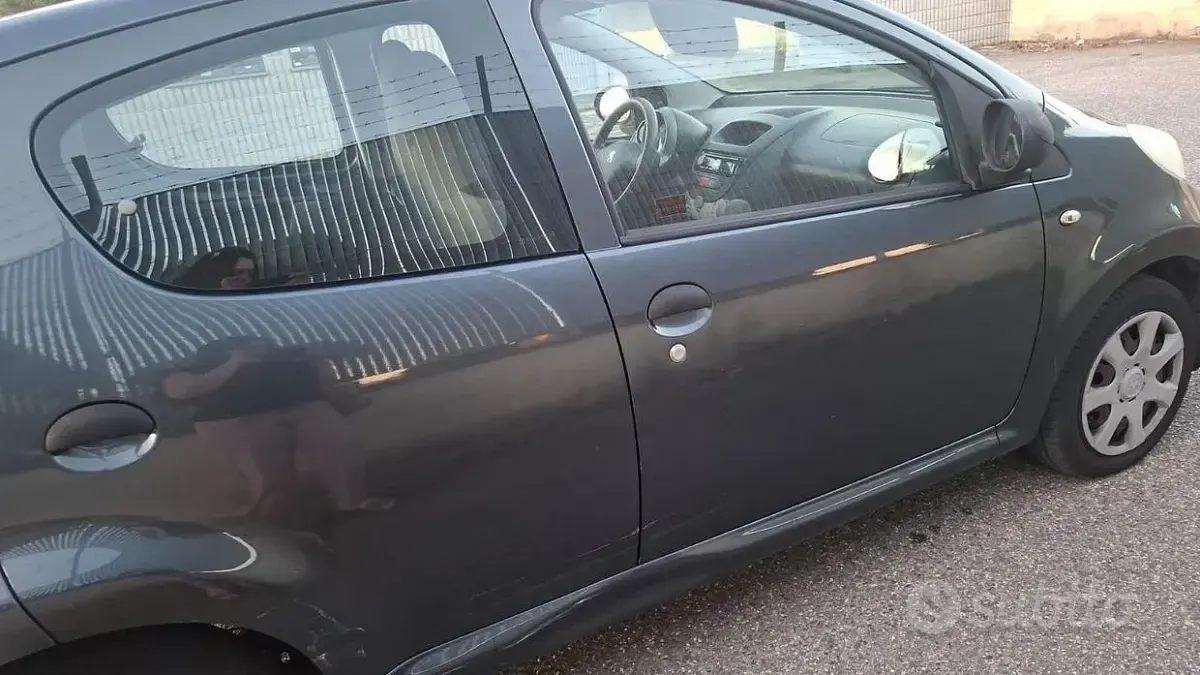 Usata Peugeot 107 68 CV (50 kW) 2010 Grigio Utilitaria