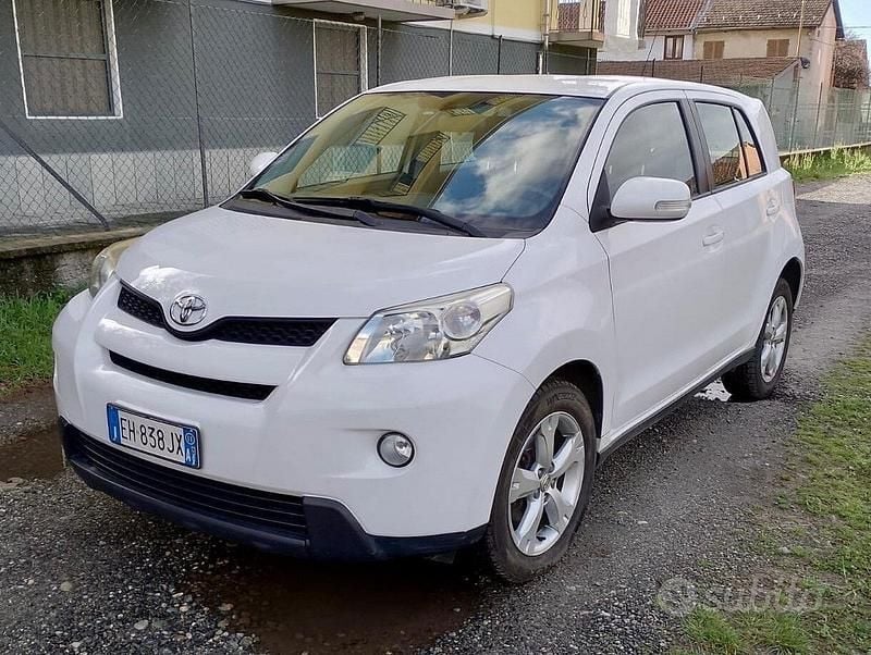 Usata Toyota Urban Cruiser Luxury 90 CV (66 kW) 2011 Bianco Berlina