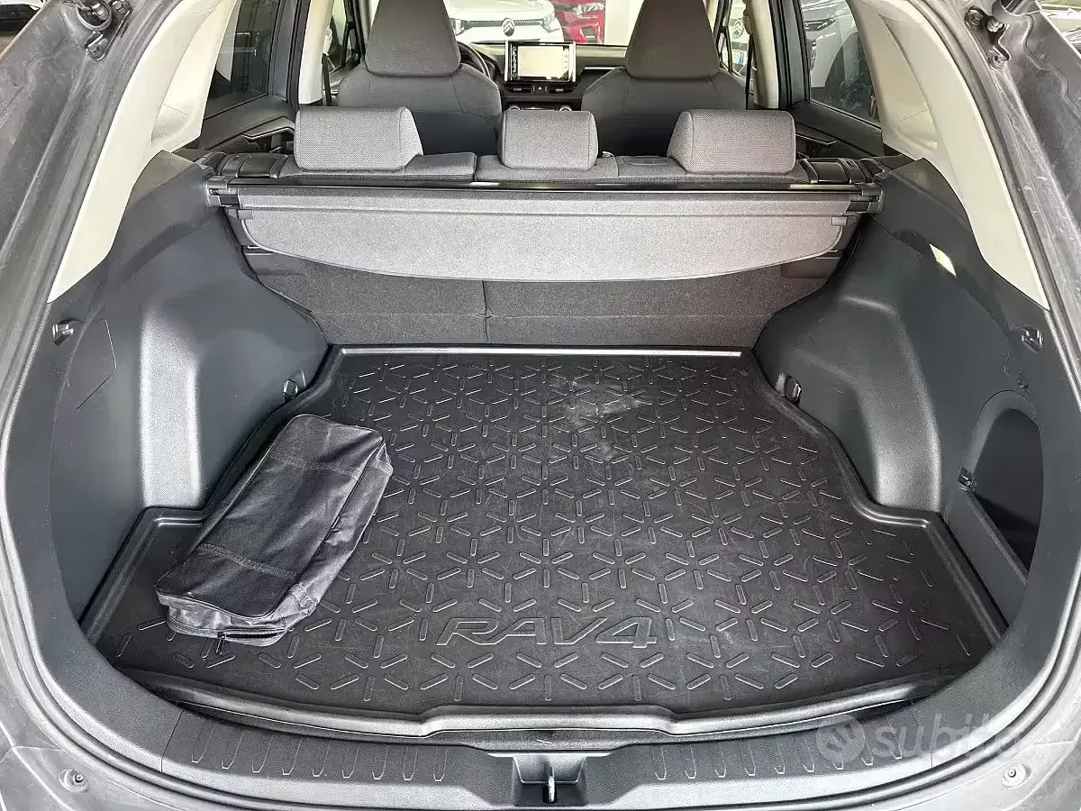 Usata Toyota RAV4 Hybrid 178 CV (130 kW) 2022 Grigio SUV