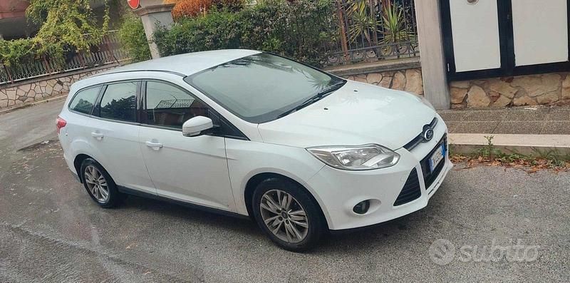 Begagnad Ford Focus 116 HK (85 kW) 2012 Vit Kombi
