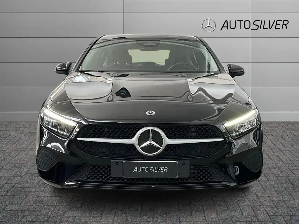 Usata Mercedes A180 Advanced 116 CV (85 kW) 2025 Nero / pastello Berlina