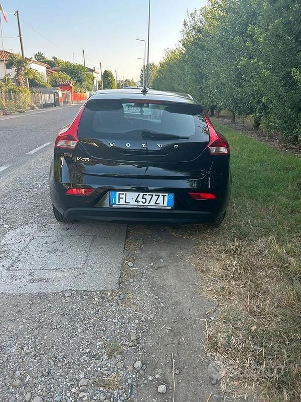 Usata Volvo V40 120 CV (88 kW) 2017 Nero Berlina