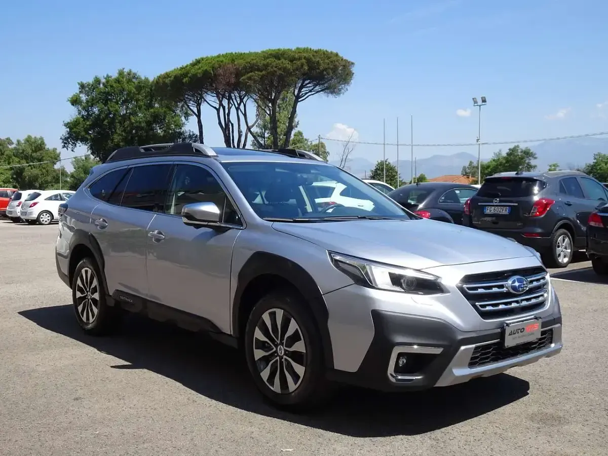 Usata Subaru Outback Premium 169 CV (124 kW) 2023 Argento Station wagon