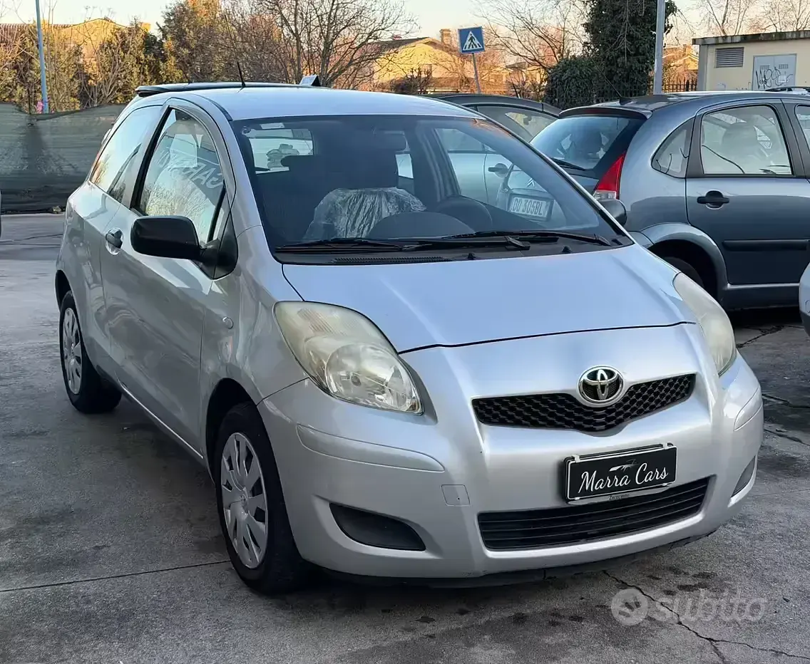 Usata Toyota Yaris 69 CV (50 kW) 2009 Grigio Utilitaria