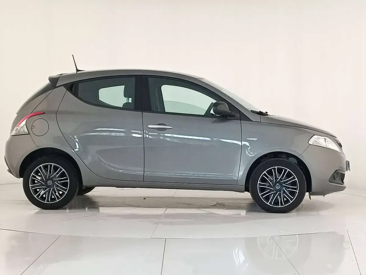Usata Lancia Ypsilon Gold 69 CV (50 kW) 2024 Grigio pietra Utilitaria