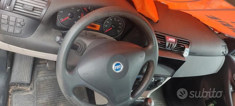 Usata Fiat Stilo 120 CV (88 kW) 2004 Grigio Berlina