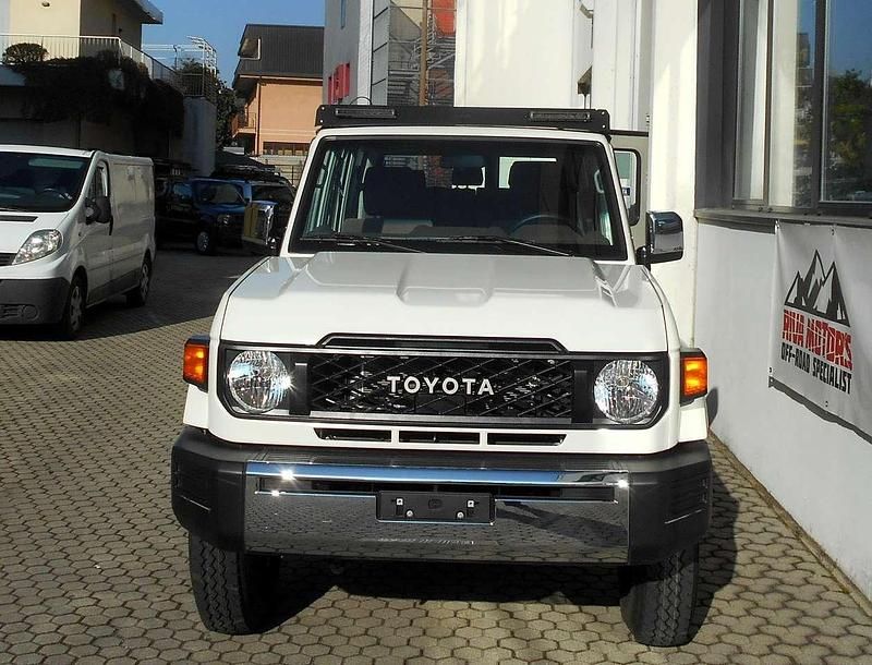 Nuova Toyota Land Cruiser 231 CV (169 kW) 2026 Bianco SUV