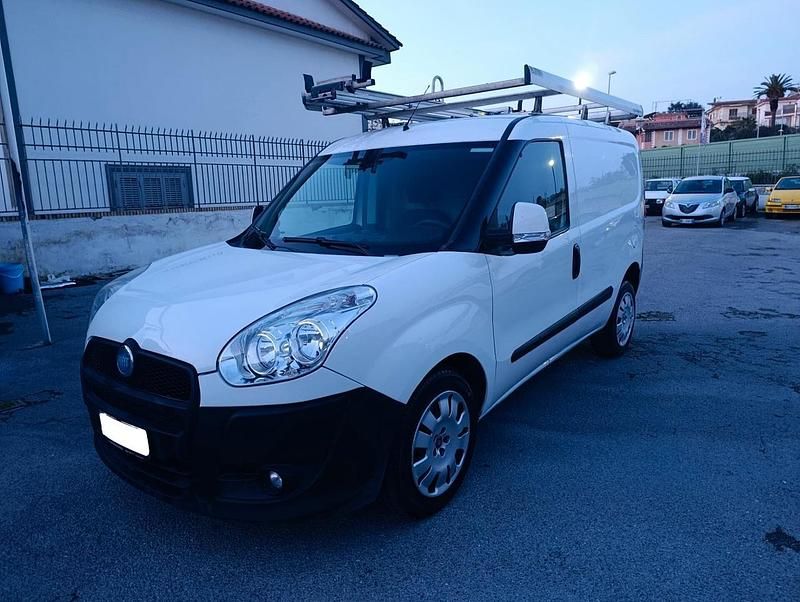 Usata Fiat Doblò 104 CV (76 kW) 2014 Grigio Monovolume
