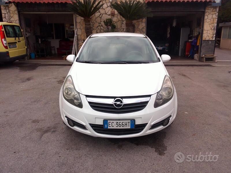 Bianco Usata 2010 Opel Corsa Enjoy Due volumi | 2799 € (Ottimo prezzo) - Immagine 1/4