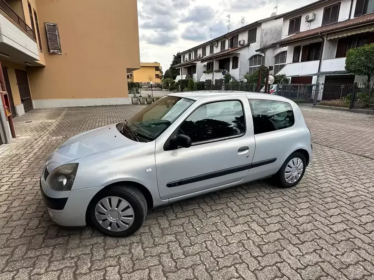 Käytetty Renault Clio II 58 HP (42 kW) 2003 Sedan