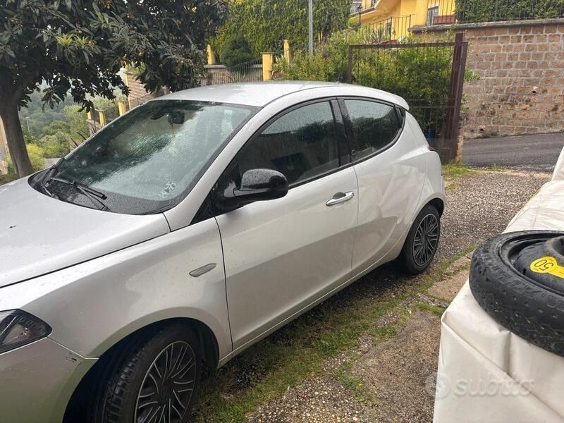 Usata Lancia Ypsilon Silver 69 CV (50 kW) 2021 Grigio Utilitaria