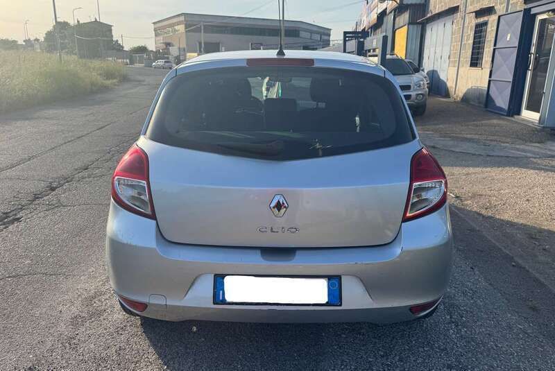 Usata Renault Clio II 75 CV (55 kW) 2011 Argento Berlina