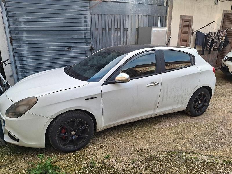 Bianco Usata 2012 Alfa Romeo Giulietta Tre volumi | 3000 € - Immagine 1/4