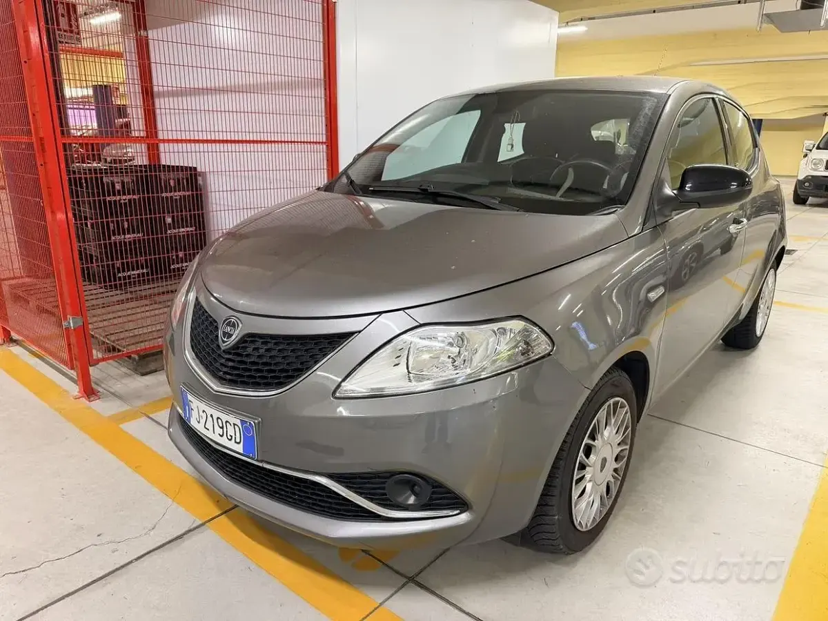 Usata Lancia Ypsilon Gold 69 CV (50 kW) 2017 Grigio Utilitaria