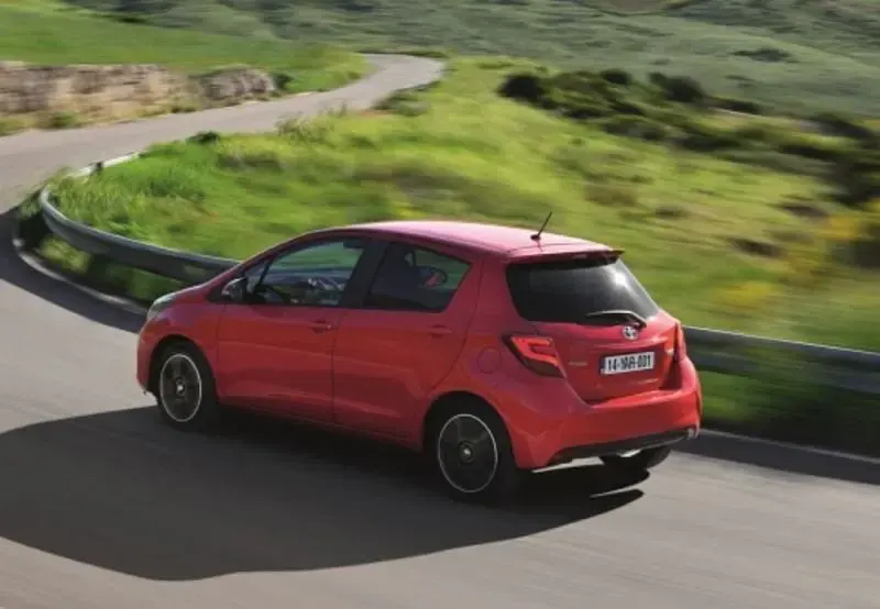 Usata Toyota Yaris Active 101 CV (74 kW) 2016 Bianco Utilitaria