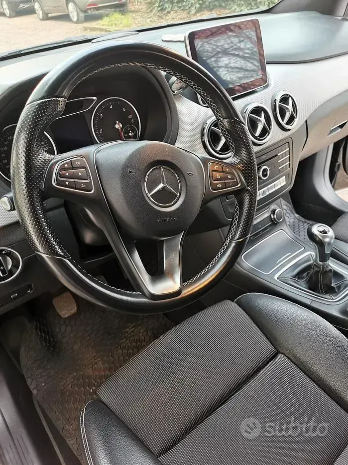 Usata Mercedes B200 156 CV (114 kW) 2015 Nero Utilitaria