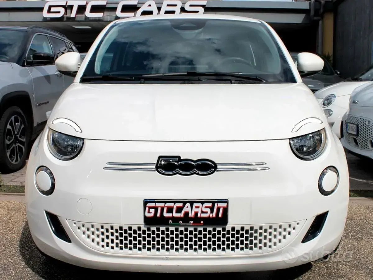 Begagnad Fiat 500e Red 42 kW (58 HK) 2023 Vit Halvkombi
