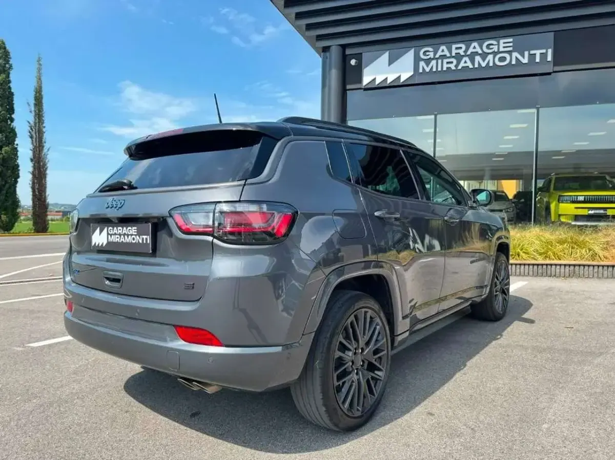 Usata Jeep Compass 241 CV (177 kW) 2022 Grigio SUV
