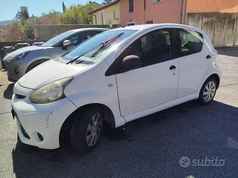 Usata Toyota Aygo Connect Style 68 CV (50 kW) 2014 Bianco Utilitaria