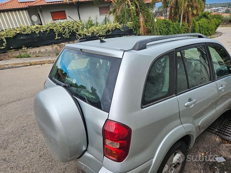 Usata Toyota RAV4 128 CV (94 kW) 2004 Grigio SUV