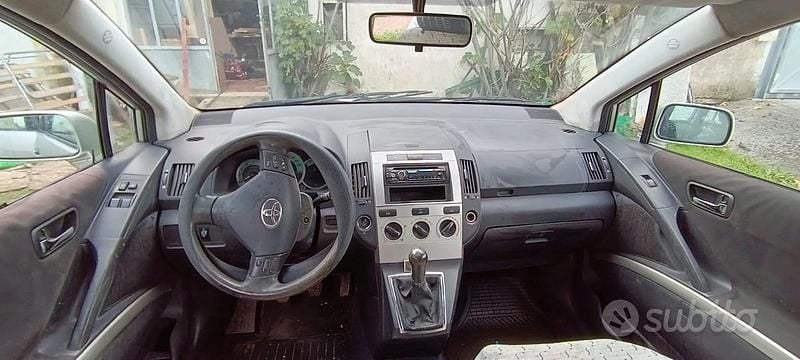 Usata Toyota Corolla Verso 2005 Grigio Monovolume