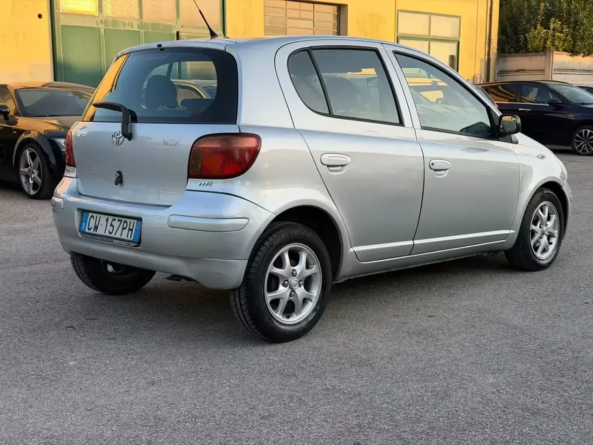 Usata Toyota Yaris Sol 87 CV (63 kW) 2004 Argento Berlina