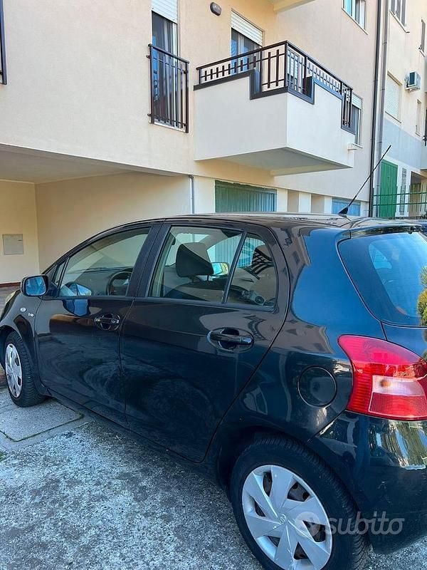 Usata Toyota Yaris 90 CV (66 kW) 2007 Nero Utilitaria