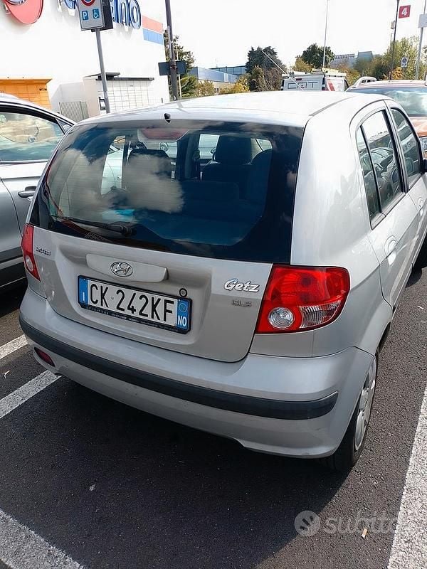 Grigio Usata 2004 Hyundai Getz GLS Due volumi | 1500 € (Buon prezzo) - Immagine 1/4